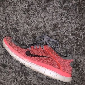 Nike Free 4.0 Flyknit in Coral and Grey